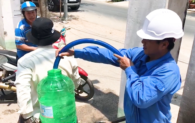 Đơn vị cấp nước Xuyên Mộc đang cung cấp nước sạch cho người dân vùng bị khô hạn. Ảnh: N.N
