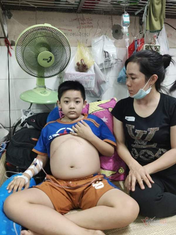 Chị Thúy thương đứa con trai tội nghiệp mắc phải căn bệnh hiểm nghèo.