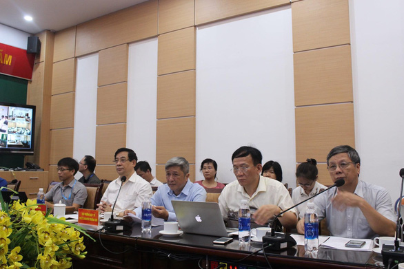 Thứ trưởng Bộ Y tế Nguyễn Trường Sơn (thứ ba từ phải) chủ trì cuộc hội chẩn trưa nay về ca bệnh phi công người Anh - Ảnh: THÚY ANH