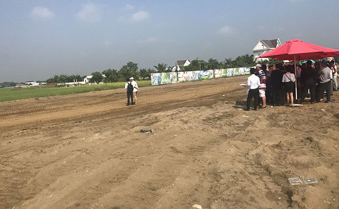 Bán đất TP.HCM nhưng Công ty cổ phần địa ốc Nam Phong Sài Gòn đưa khách xuống Long An bán đất nền phân lô ẢNH: Đ.S