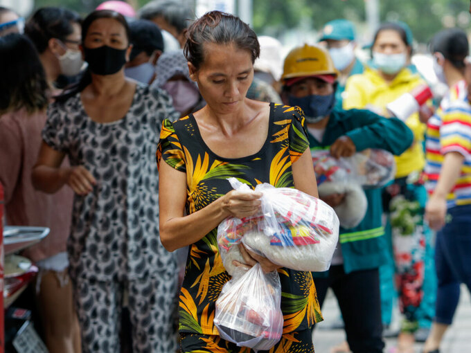 Người lao động tự do nhận cơm từ thiện trên đường Trần Hưng Đạo, quận 1, trong những ngày mất thu nhập vì Covid-19, ngày 2/4. Ảnh: Nguyệt Nhi.