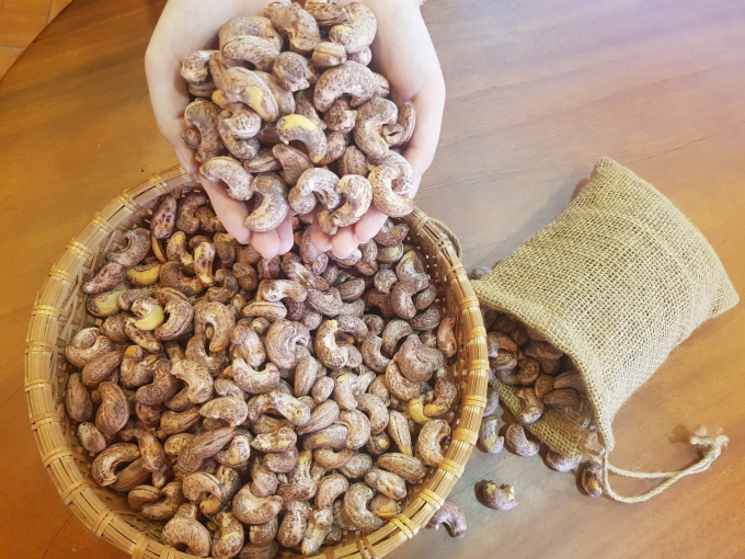 Hạt điều giá sỉ tại Chợ Việt được trồng và chế biến thủ công tại Bình Phước, đảm bảo thơm ngon giòn rụm, chất lượng, ăn một lần là thích mê.