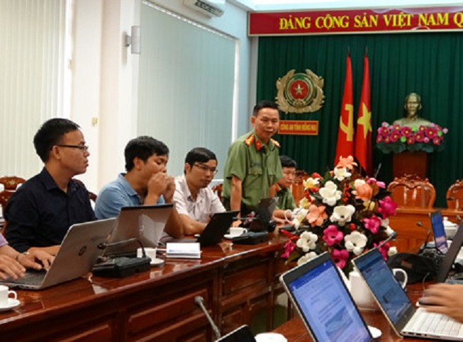 Đại tá Trần Tiến Đạt trong một buổi cung cấp thông tin cho báo chí. Ảnh: CTV.