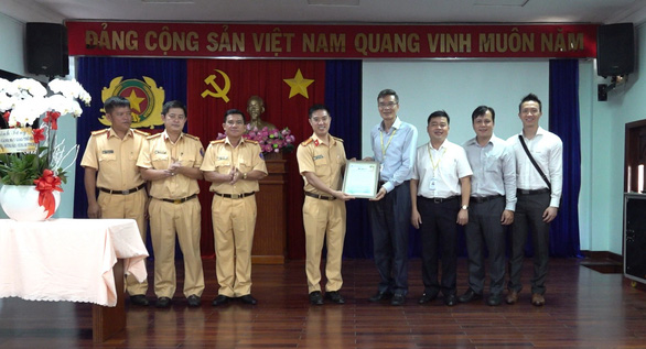 Phòng Cảnh sát giao thông đường bộ - đường sắt, Công an TP.HCM nhận thư cảm ơn từ Bệnh viện Đại học Y dược TP.HCM - Ảnh: ĐAN THUẦN