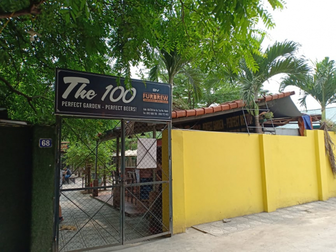 Nhà hàng The 100 có địa chỉ tại số 68 Đường Hoa được xây dựng kiên cố trên đất nông nghiệp tại phố Đường Hoa, đã tồn tại nhiều năm vô tư hoạt động kinh doanh...