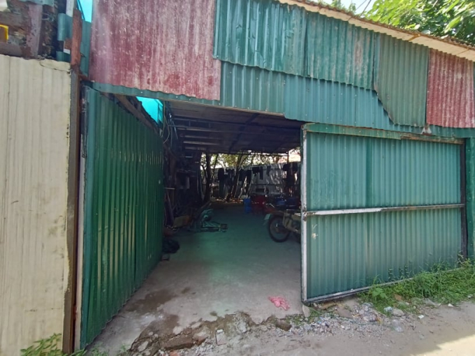 Khu nhà xưởng được dựng trên đất nông nghiệp tại đường Quảng Bá...