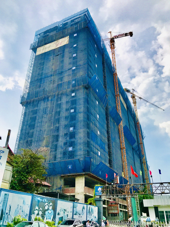 Khách hàng lo lắng vì lỡ mua căn hộ tại dự án Roxana Plaza. Ảnh: V.D