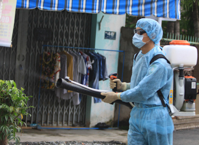 Nhân viên y tế Đồng Nai đang phun thuốc diệt muỗi, lăng quăng