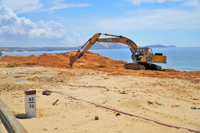 Khu vực bờ biển Mũi Né đang bị san lấp trái phép. Ảnh: Việt Quốc.