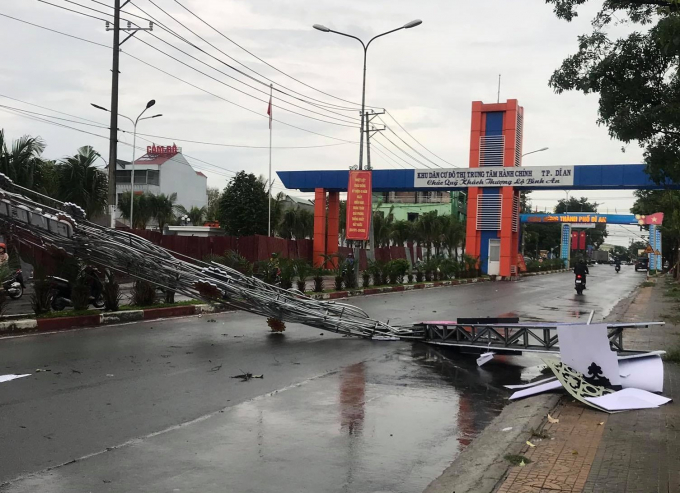 Cổng chào thành phố đổ sập chắn ngang đường khi mưa lớn. Ảnh: Dương Bình
