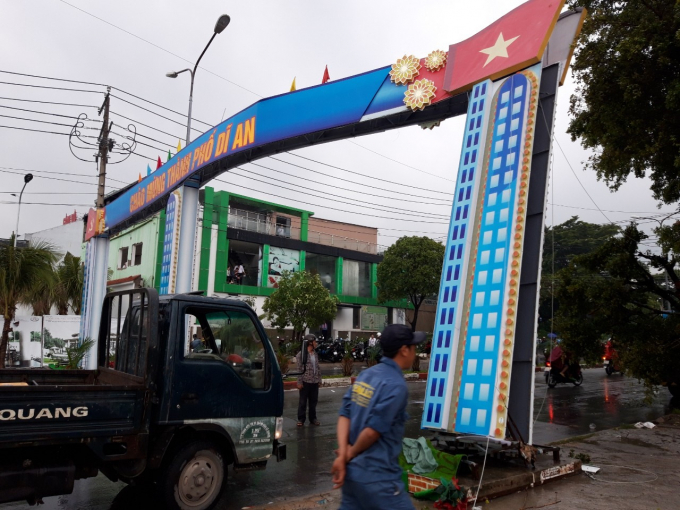 Cổng chào lớn tại đường vào khu trung tâm thành phố bị nghiêng sắp đổ. Ảnh: Đình Trọng