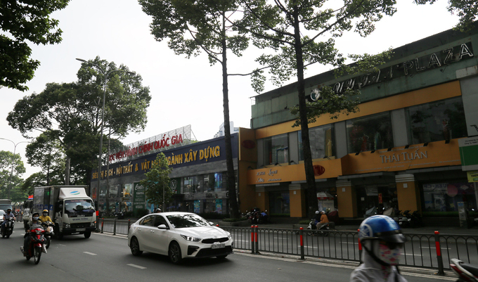Khu đất gần 1.000 m2 trên đường 3/2, quận 10 (bên phải), đang được Công ty Duy Tân cho các đơn vị thuê làm cửa hàng thời trang, cửa hàng Nhật... Ảnh:Trung Sơn