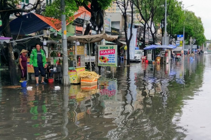 TP.Hồ Chí Minh đang phải đối mặt với một thực tế, hễ cứ mưa là ngập. Anh Minh Quân