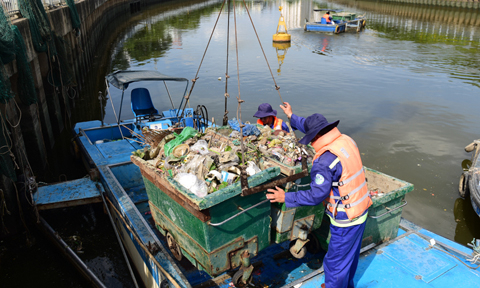 Công nhân vệ sinh thu gom rác thải dưới kênh Nhiêu Lộc - Thị Nghè. Ảnh minh họa