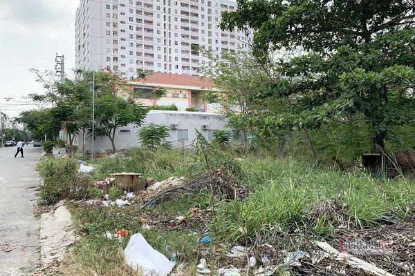 Công viên trung tâm tại dự án Khu dân cư Tân Hải Minh chỉ là bãi đất cỏ dại mọc đầy, nơi tập kết rác.