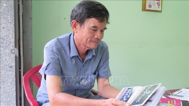 Ông Nguyễn Thi Thanh xem các hình ảnh học sinh Khánh Hòa tập luyện xà đơn của dự án 