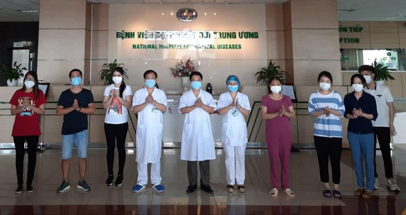 Các bệnh nhân vừa được công bố khỏi bệnh ở Bệnh viện Bệnh nhiệt đới trung ương vỗ tay cảm ơn các thầy thuốc - Ảnh: Bệnh viện cung cấp