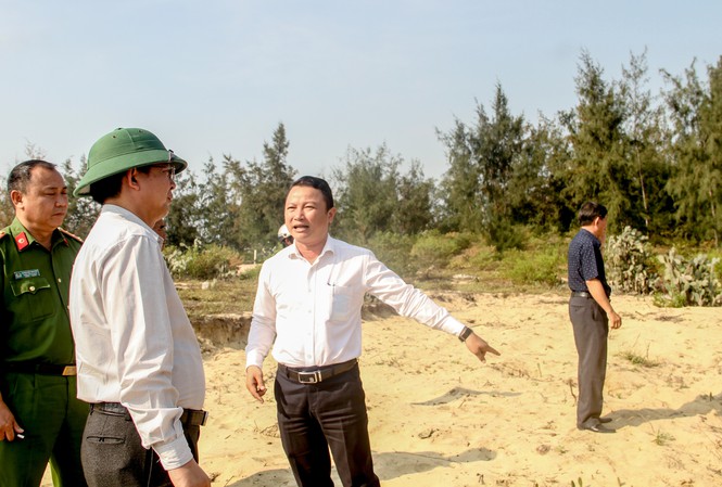 Lãnh đạo UBND tỉnh Bình Định trực tiếp chỉ đạo cưỡng chế các trường hợp lấn chiếm, xây dựng trái phép tại KKT Nhơn Hội, hồi năm 2019. Ảnh: Trương Định