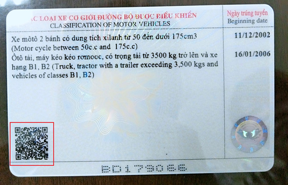 Khác biệt duy nhất là mã QR được in vào mặt sau (vị trí khoanh đỏ) để quét các thông tin về bằng lái từ điện thoại thông minh - Ảnh: KHÁNH HỒNG