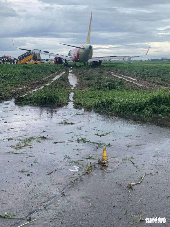 Máy bay Vietjet bị trượt khỏi đường băng khiến sân bay Tân Sơn Nhất phải dừng khai thác hơn 6 giờ, cả trăm chuyến bay bị ảnh hưởng - Ảnh: CTV