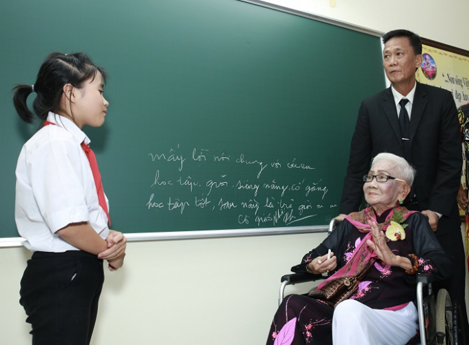 Trong cơ sở mới khang trang, học sinh trường tiểu học Long Khánh A3 chăm chú lắng nghe lời dặn dò của Bà Phan Thị Nhế (Ảnh: VB)