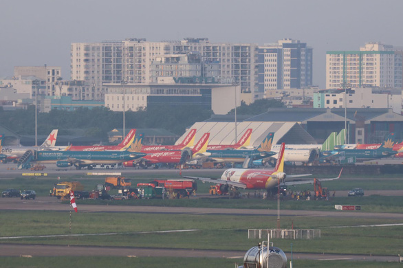 Máy bay của Vietjet hạ cánh ở Tân Sơn Nhất trượt đường băng vào trưa 14-6 - Ảnh: NGỌC TUẤN
