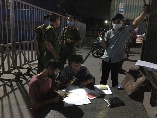 Lực lượng chức năng làm việc với những người liên quan khi bắt giữ đoàn xe