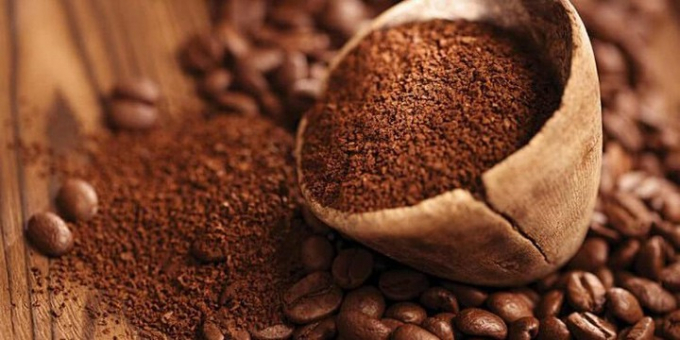Trọng lượng của cà phê rang xay nguyên chất luôn lớn hơn cà phê được làm từ các loại bột trộn cùng hóa chất. Hạt cà phê khi rang đến nhiệt độ nhất định sẽ nở lớn và thể tích tăng từ 1,5 – 2 lần và trọng lượng sẽ giảm 20 – 30%.