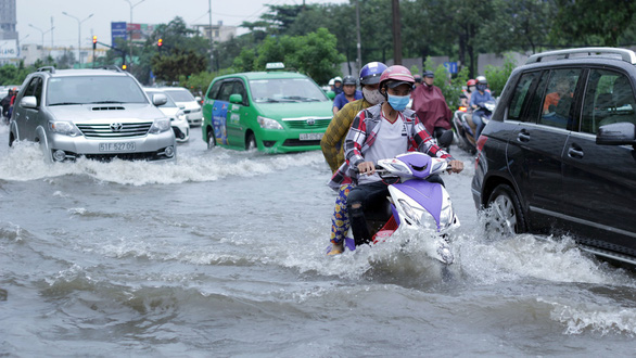 Ngập nước trên đường Nguyễn Hữu Cảnh - Ảnh: LÊ PHAN