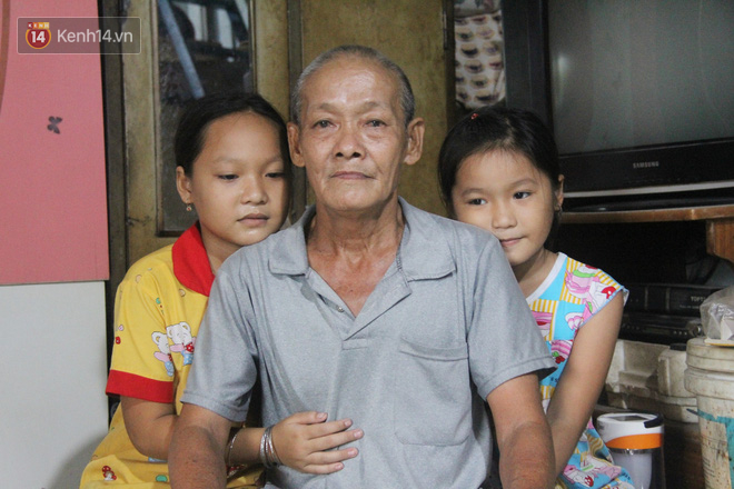 Nguyễn Thị Thu Thủy (11 tuổi), Nguyễn Thị Mỹ Tiên (10 tuổi) và Nguyễn Văn Bi (6 tuổi) bên cạnh ông bà nội già yếu.