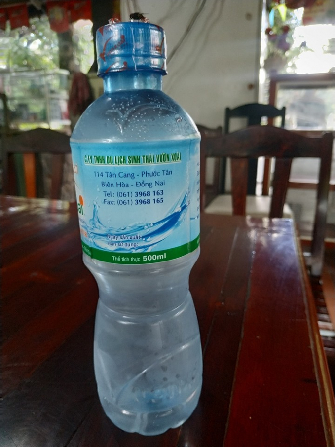 Nước uống đóng chai Công ty TNHH Du Lịch Sinh Thái Vườn Xoài sản xuất không ghi NXS, HSD