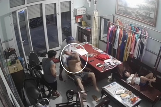 Người đàn ông xông vào đánh tới tấp vào mặt và đầu ông Tặng ẢNH CẮT TỪ CLIP