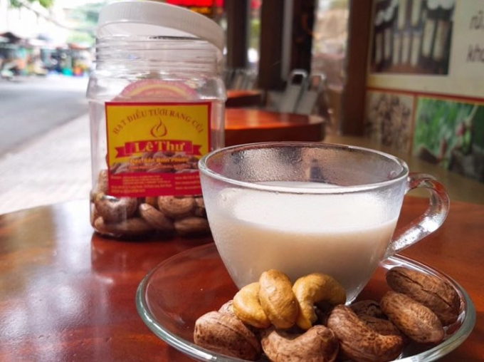 Chỉ vài hạt điều cộng ly sữa ấm không đường là bạn có thể no nê, đầy đủ dưỡng chất mà cơ thể không lo tích mỡ.