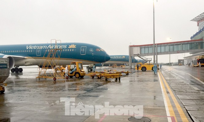 Máy bay “đắp chiếu” nhiều tháng tại sân bay Tân Sơn Nhất và Nội Bài do dịch COVID-19, và mới chỉ bay nội địa trở lại gần đây.