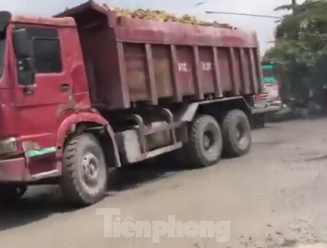 Xe ben chở đất, đá không phũ bạt chạy trên đường ĐT 746 khu mỏ đá xã Thường Tân