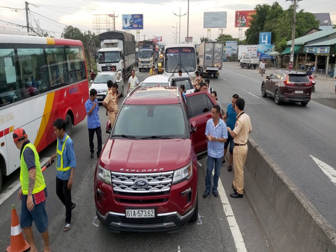 Vụ va chạm khiến giao thông ùn ứ kéo dài. Ảnh: CTV