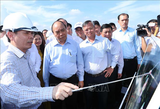 Thủ tướng Nguyễn Xuân Phúc đi thị sát các dự án giao thông kết nối với cụm cảng CM-TV tại BRVT cuối tháng 5/2020.