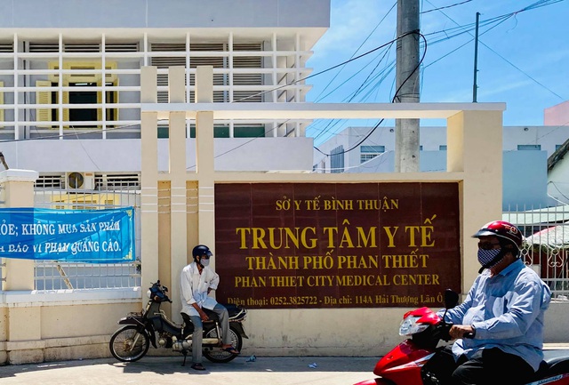 Giám đốc Sở Y tế tỉnh Bình Thuận đã ký quyết định thi hành kỷ luật đối với lãnh đạo TTYT TP Phan Thiết liên quan đến sai phạm.