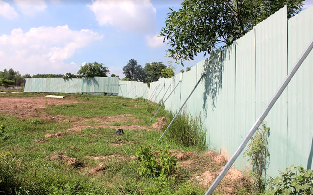 Hàng rào tôn dựng lên bao bọc chung quanh khu đất.