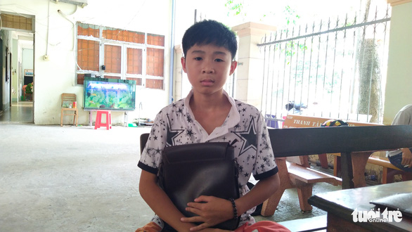 Lãnh đạo UBND thị trấn Cái Dầu cho biết đã ký quyết định khen thưởng đột xuất cho em Hồ Thế Thuận và sẽ vận động mua xe đạp cho em đi học - Ảnh: L.T.