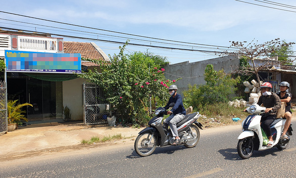 Nhiều ngôi nhà kiên cố được xây trên đất đã quy hoạch quốc phòng ở phía tây đường Nguyễn Văn Linh (TP Tuy Hòa, Phú Yên) - Ảnh: DUY THANH