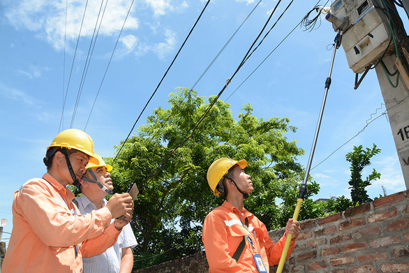 Lãnh đạo Tập đoàn Điện lực Việt Nam trực tiếp kiểm tra hoạt động đo côngtơ điện tại Mê Linh, Hà Nội - Ảnh: H.HẠNH