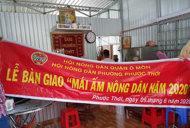Căn nhà của chị Sương được mạnh thường quân đóng góp nhưng Chủ tịch Hội Nông dân quận Ô Môn ký quyết định trao “mái ấm nông dân”