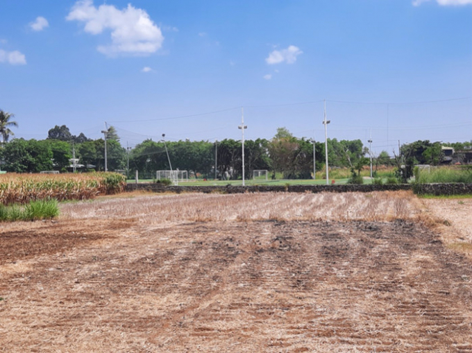 Sân bóng xây dựng trên đất lúa, đối diện UBND xã Hưng Thịnh, thuộc ấp Hưng Trảng Bom