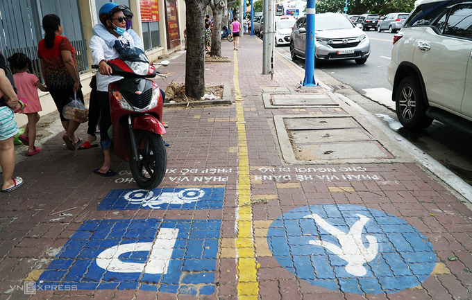 Vỉa hè trên đường Hoàng Hoa Thám (phường 3, TP Vũng Tàu) được kẻ vạch dành cho người đi bộ và phần đậu xe máy. Ảnh: Trường Hà.