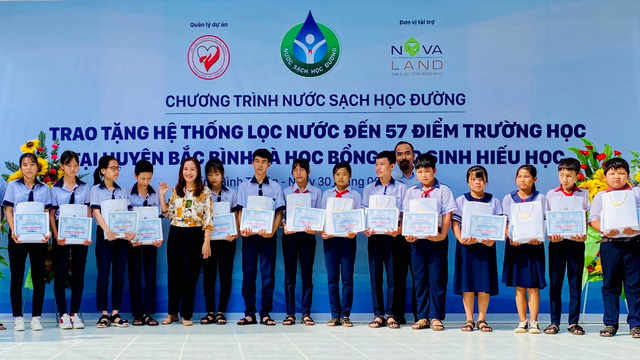 Niềm vui của các em học sinh khi nhận được học bổng từ tập đoàn Novaland