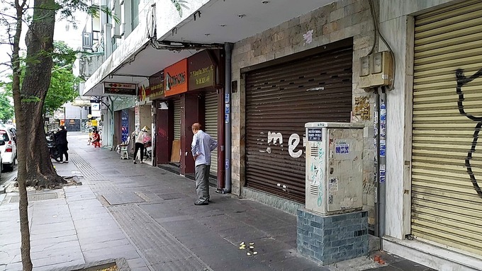 Hàng loạt cửa hàng vốn tấp nập du khách trên đường Đồng Khởi đóng cửa, trả mặt bằng, khiến tuyến đường được cho đắt giá nhất thành phố trở nên hiu hắt. Ảnh chụp chiều 3/7. Ảnh: Nguyễn Nam.
