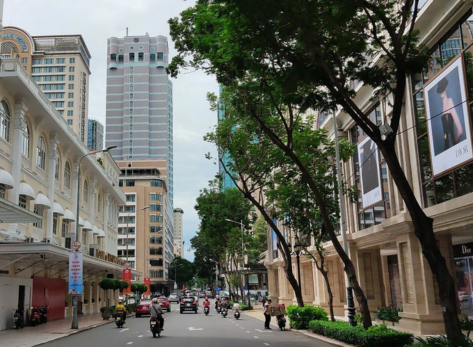 Tuyến đường Đồng Khởi, kéo dài từ Nguyễn Du đến Tôn Đức Thắng gần 2 km và các con đường nhỏ lân cận tập trung phần lớn khách sạn từ 3 đến 5 sao của TP HCM. Ảnh: Nguyễn Nam.