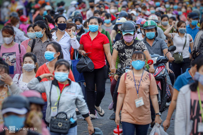 Công nhân Công ty PouYuen (quận Bình Tân) lúc tan ca. Ảnh: Hữu Khoa.
