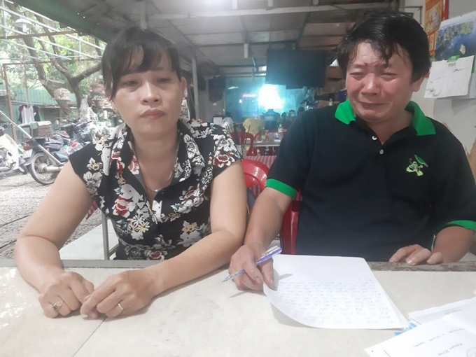 Ông Lê Văn Dư và vợ - người định nhảy lầu tự tử tại TAND TP.HCM đang trình bày vụ việc với PV. Ảnh: MINH CHUNG